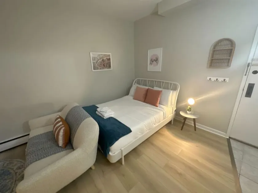 Sleek Back Bay Studio - Image 1