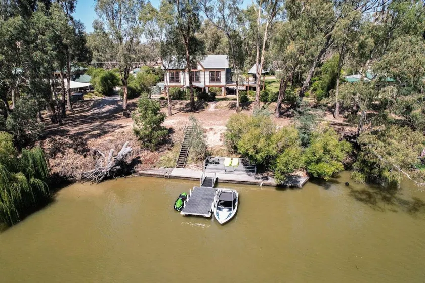 Echuca Riverfront Holiday Home with private pontoo - Image 1