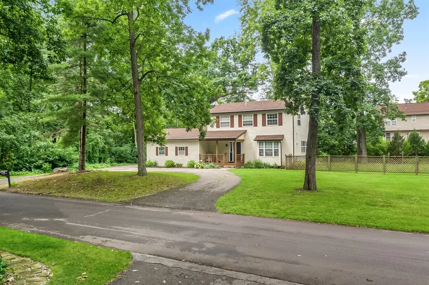 Modern 3BR 2BA Family Home in Commerce Township - Image 1