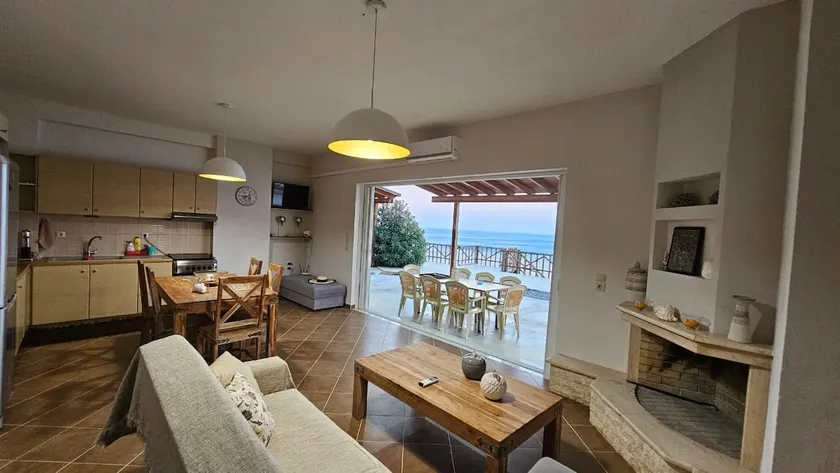 Amazing seafront house with private beach - Image 1