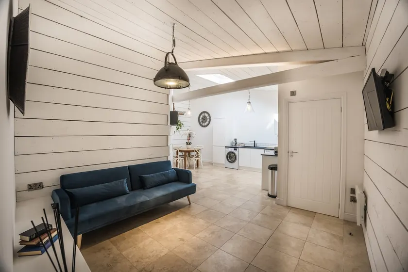 Apartment-Apartment-Private Bathroom with - Image 1