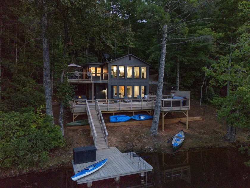 The Retreat - Hot Tub /Private Lake/Hiking - Image 1