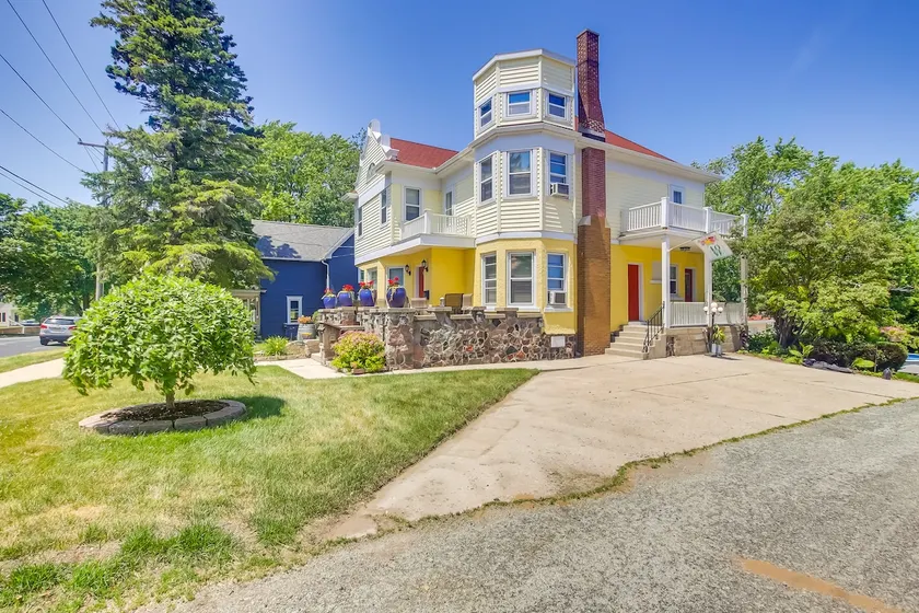 Algoma Victorian - Steps to Lake Michigan! - Image 1