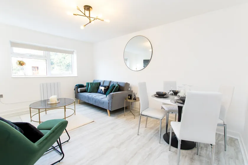 K Suites - Lovely 2 bedroom w/ Parking on Site - Image 1