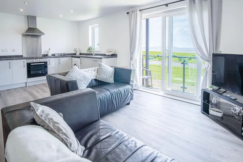 Beach View - 2 Bedroom Apartment - Llanelli - Image 1