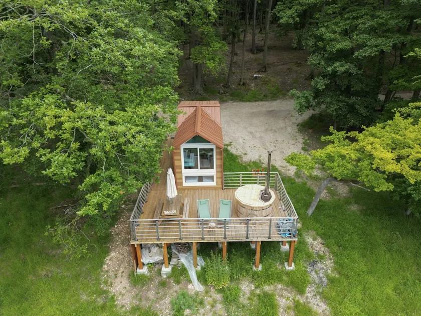 Chalet-Ensuite with bath and shower-Woodland view - Image 1