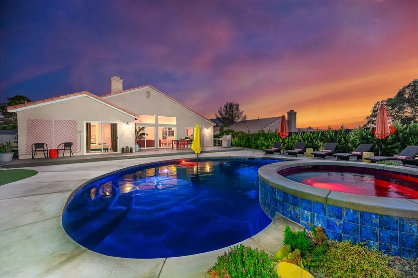 Pool table, air hockey, games, fire pit, BBQ - Image 1