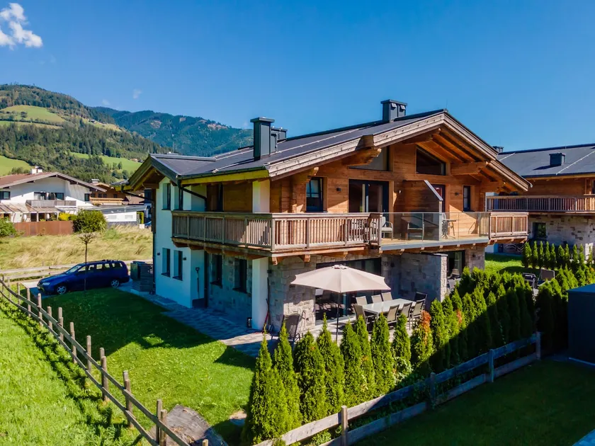 Luxury lodge with private garden terrace & sauna - Image 1