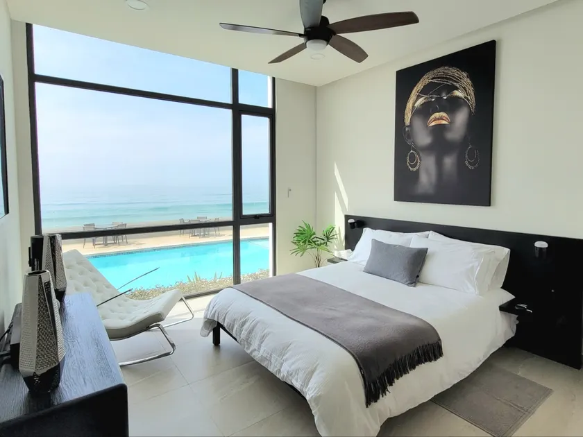 Seafront Condo Pool and Jacuzzi - Image 1
