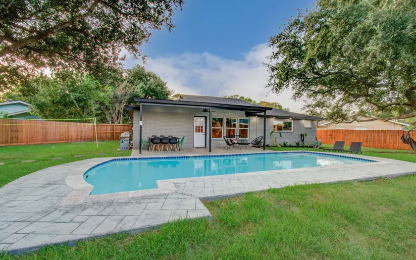 Friendswood Getaway - 5 Bedrooms + Pool + Patio - Image 1