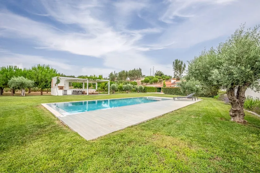 Refreshing poolside escape in Ponte de Sor - Image 1