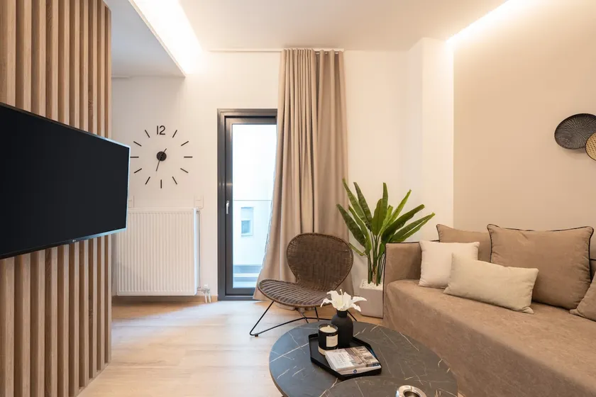 THE EDGE Luxury Apartment - Gym & Balcony - Image 1