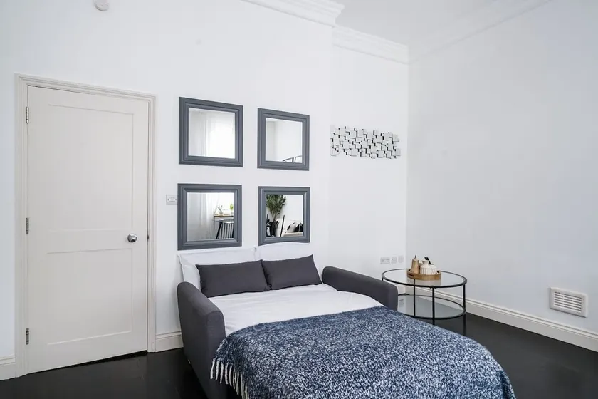 Magnificent Flat across Harrods - Image 1