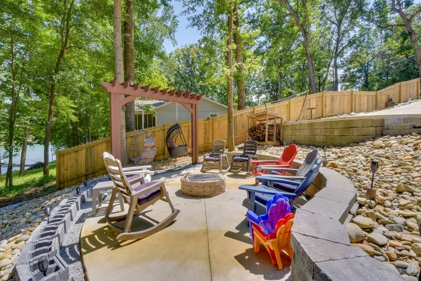 Lakefront Fair Play Vacation Rental, Pets Welcome! - Image 1