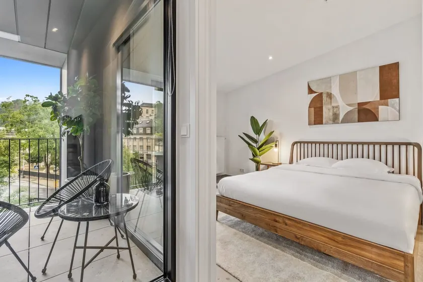 Stylish 2BR Apt w/ Balcony & Historic Views - Image 1