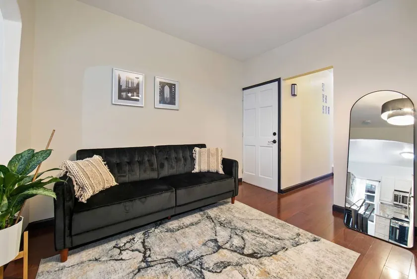Beautiful 3 bedroom Near Subway! - Image 1