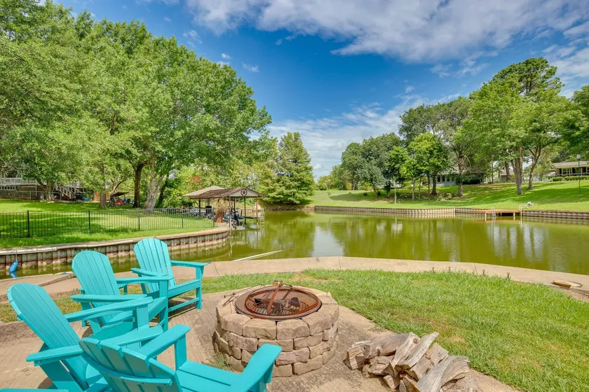Deck, Grill & Fire Pit: Waterfront Texas Retreat - Image 1