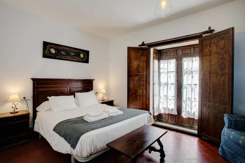 Apartamentos de Jesús, Apartment with queen bed. - Image 1