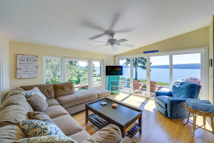Cozy Langley Retreat: Water Views & Beach Access - Image 1