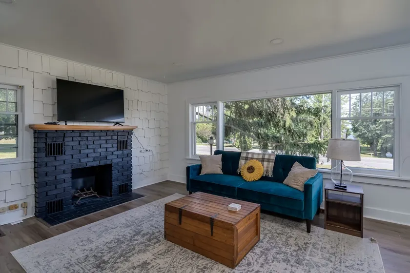 K's Motel House with river views - Image 1