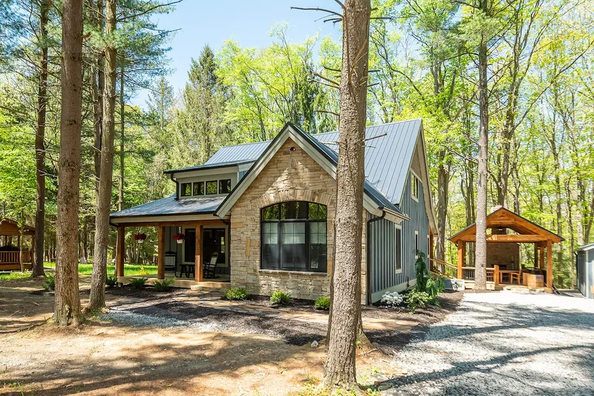 Lake access, 3 suites, hot tub, outdoor fireplace - Image 1