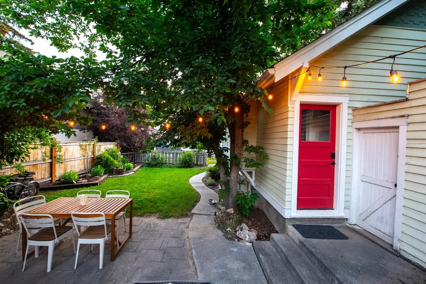 Downtown Garden Getaway-Cozy home near downtown Bo - Image 1