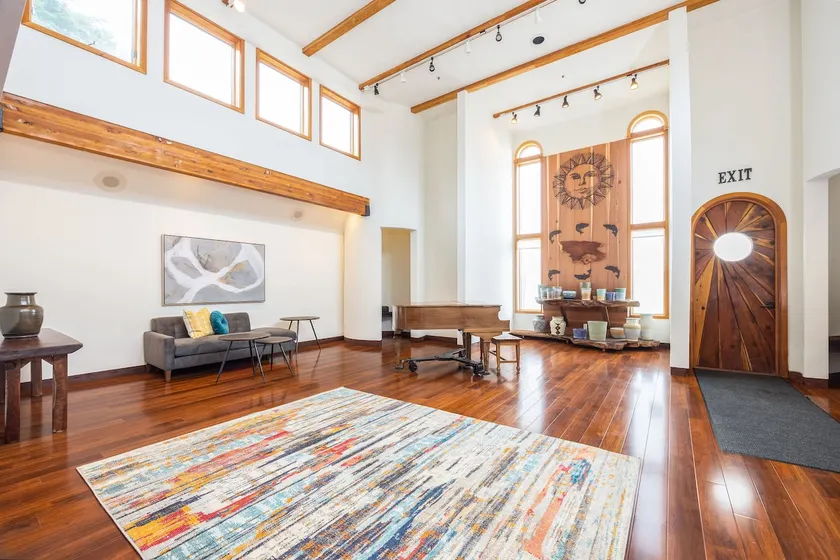 Seaside Art Gallery Loft Inspire Your Creativity with Breathtaking Views! - Image 1