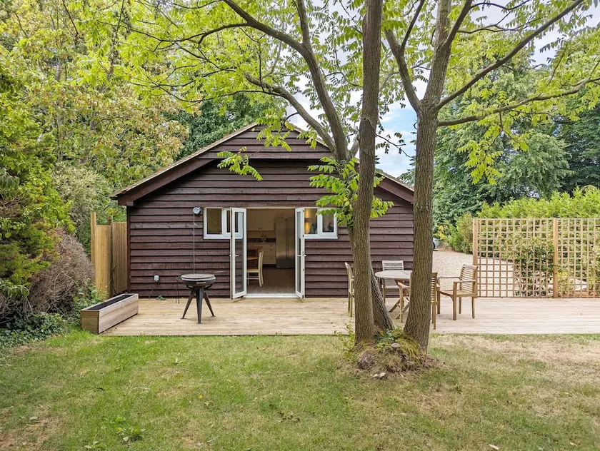 Millside, Bosham -  a bungalow that sleeps 4 guests  in 1 bedroom - Image 1
