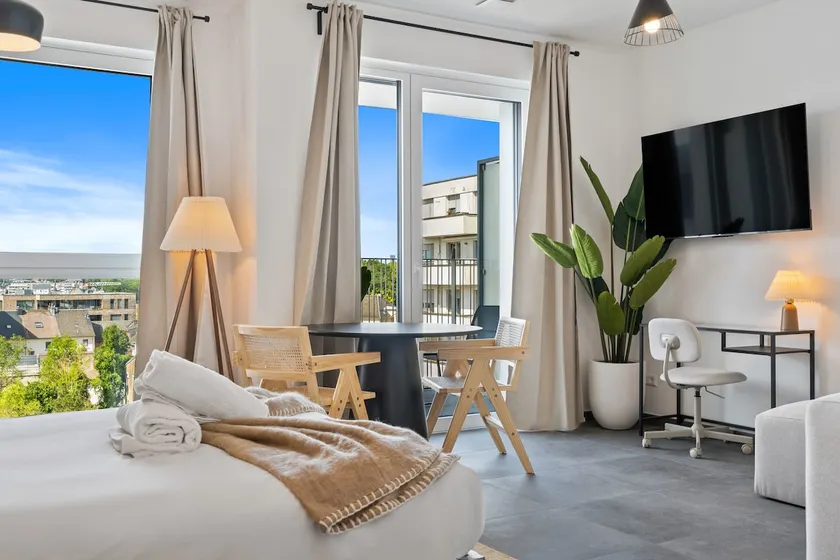 Cozy Studio w/ Balcony, Fast WiFi & Free Parking - Image 1