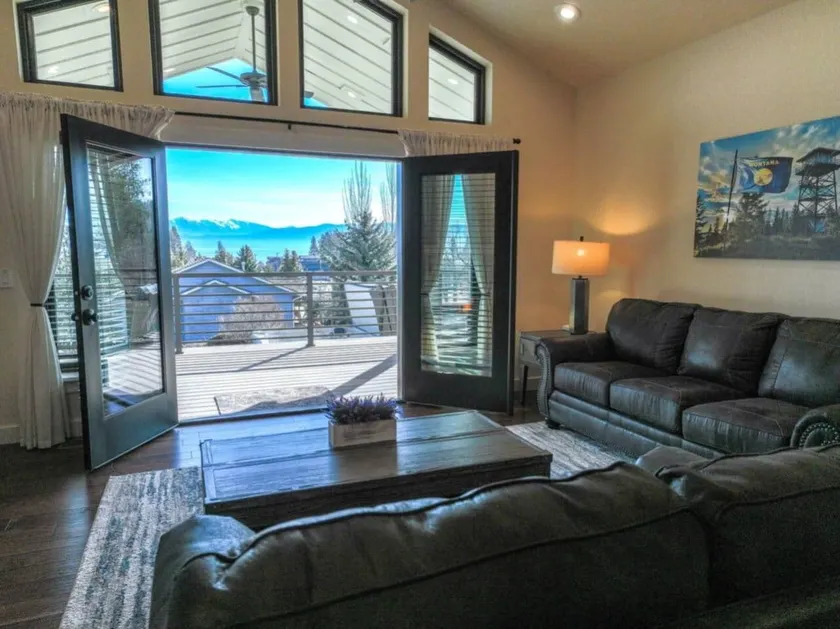 Lakeside Breeze, with hot tub - Image 1
