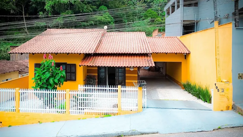 Spacious house with barbecue grill - Image 1