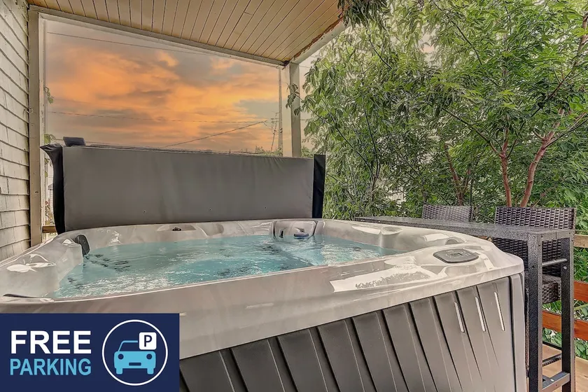 Antique CAT - 2 King Bed & Hot Tub - Free Parking - Image 1