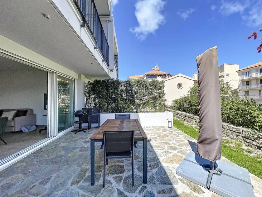Modern apartment with garden in the heart of Calvi - Image 1