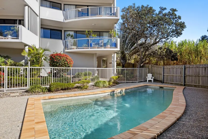 Pristine 2-Bed Apartment with Pool and Balcony - Image 1
