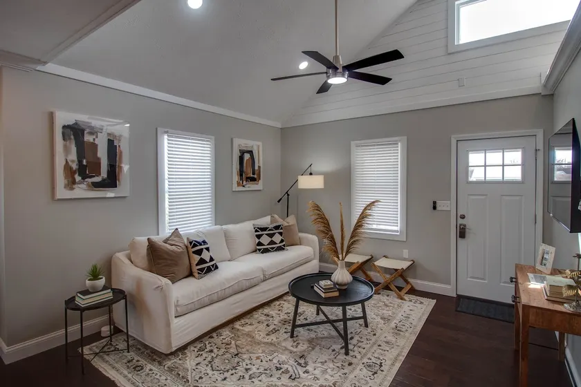 The Carlinville Cottage - Image 1