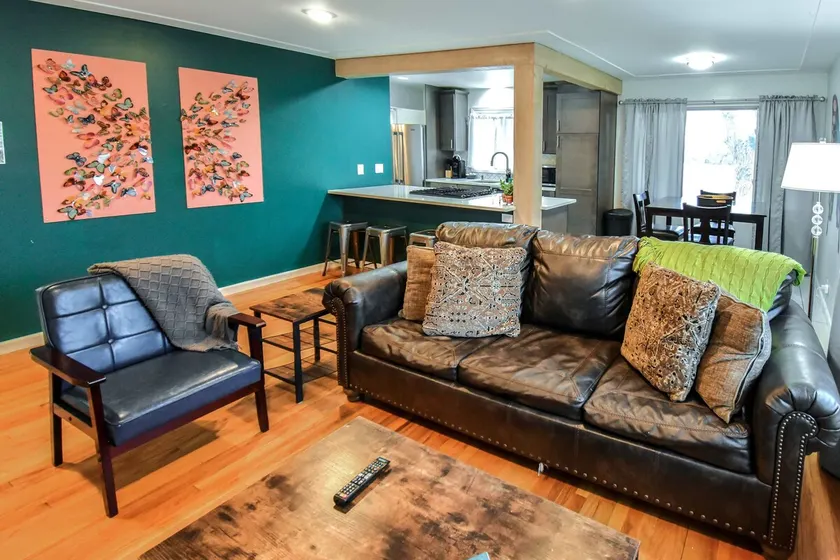 Enchanting Upper Unit with City Charm - Image 1
