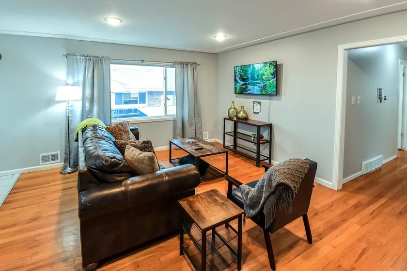 Enchanting Upper Unit with City Charm - Image 1