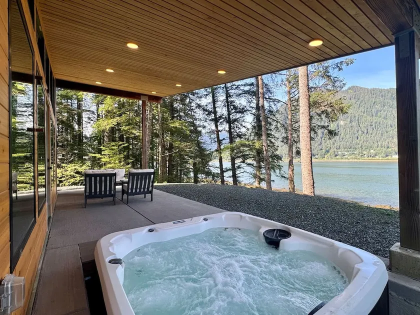 The Alpenglow: Waterfront Escape Private Hot Tub - Image 1