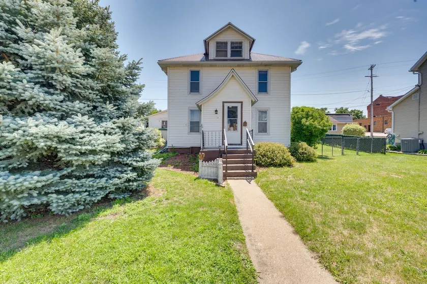 Cozy Iowa Getaway w/ Patio & Fenced-In Yard! - Image 1