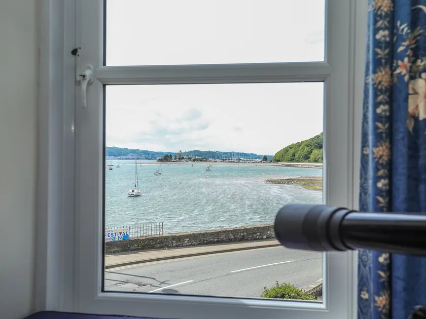 Gadlys House - Waters Edge - Image 1