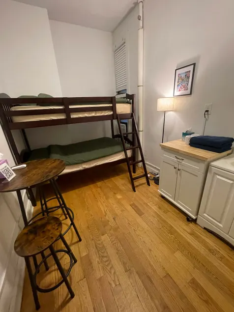 Private room with Shared bath on Union Square 10 - Image 1