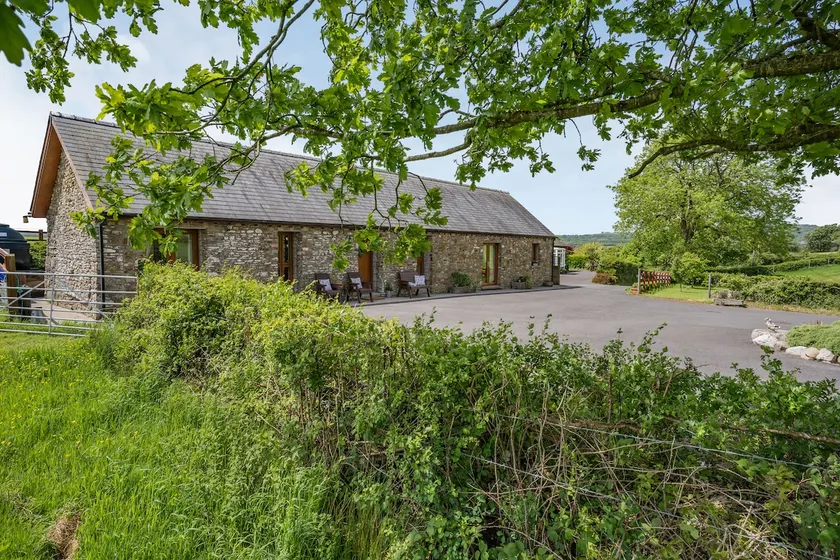 Ysgubor Hir - Image 1