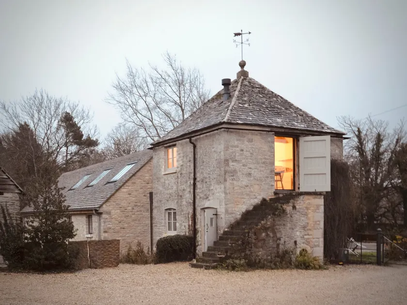 High Cogges Farm Holiday Cottages - The Granary - Image 1