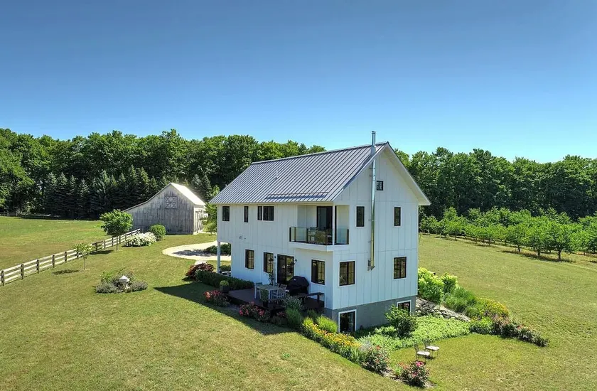 Orchard House - Luxury Lake Views on 10 Acres - Image 1