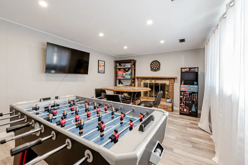 4 Bedrooms/5 Beds-Game Room~5 min Drive to College - Image 1
