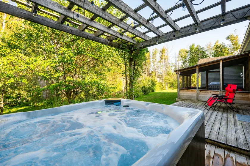 Ace Cottage HOT TUB AC Near beach - Image 1