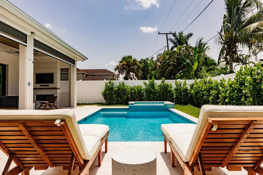 Naples Luxury Orange Blossom Oasis 4-3 Tiki Bar - Image 1