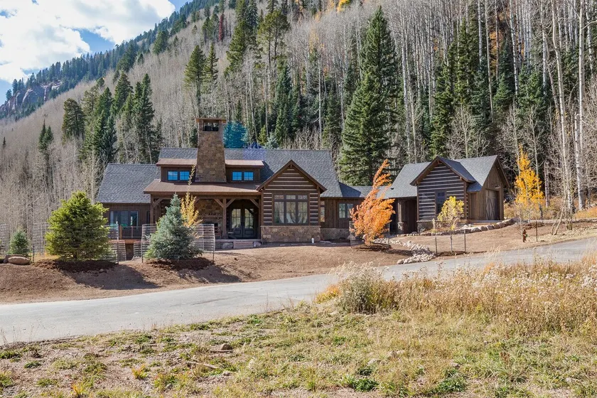 New Luxury Home in Cascade Village - Image 1