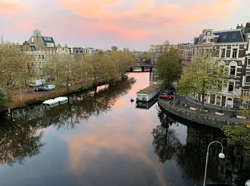 Canal view home in the heart of Amsterdam - Image 1