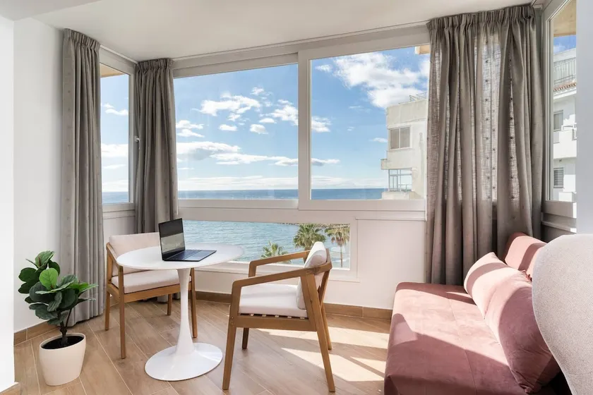 Apartment Overlooking the Beach - Image 1